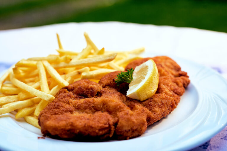 Schnitzel mit Pommes und Zitrone